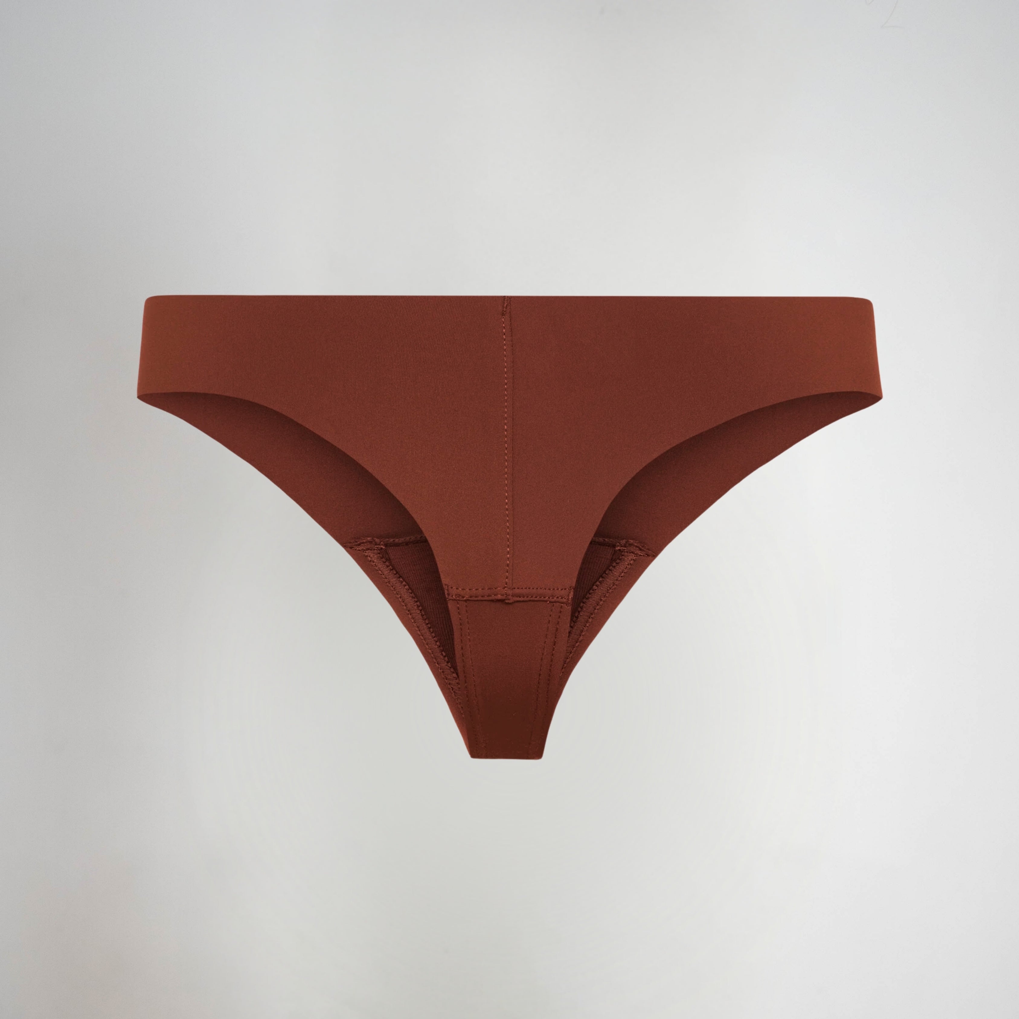 Tanga invisible con punta de camello de Olora, tiro medio